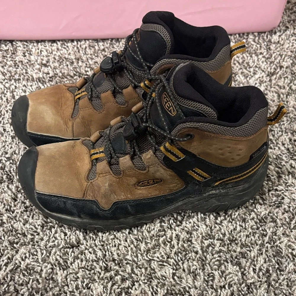 Keen Boys Tan and Black Hiking Boots Size 4